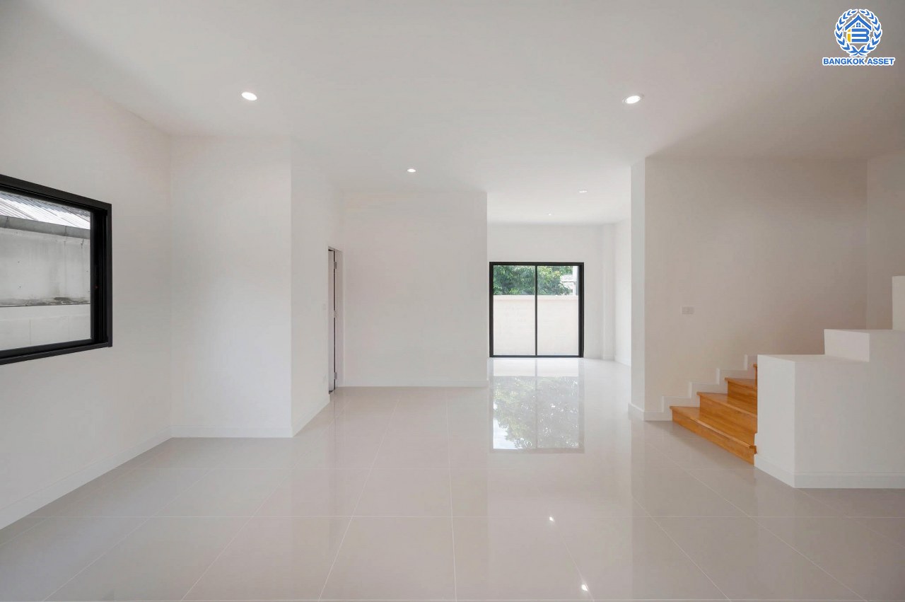 บ้านมือสองตกแต่งใหม่ โครงการ มณธานี บางแค บ้านเดี่ยว 3 ชั้น ดีไซน์หรูหรา เนื้อที่กว้าง 56.40 ตร.ว. พื้นที่ใช้สอย 240 ตร.ม. ฟังก์ชัน 5 ห้องนอน 4 ห้องน้ำ 2 ที่จอดรถ ฟังก์ชันครบตอบทุกไลฟ์สไตล์ บนทำเลศักยภาพ เชื่อมต่อถนนกาญจนาภิเษก ใกล้เดอะมอลล์บางแค ใกล้รถไฟฟ้าสายสีน้ำเงิน "สถานีหลักสอง" และจุดขึ้นทางด่วน "กาญจนาภิเษก"